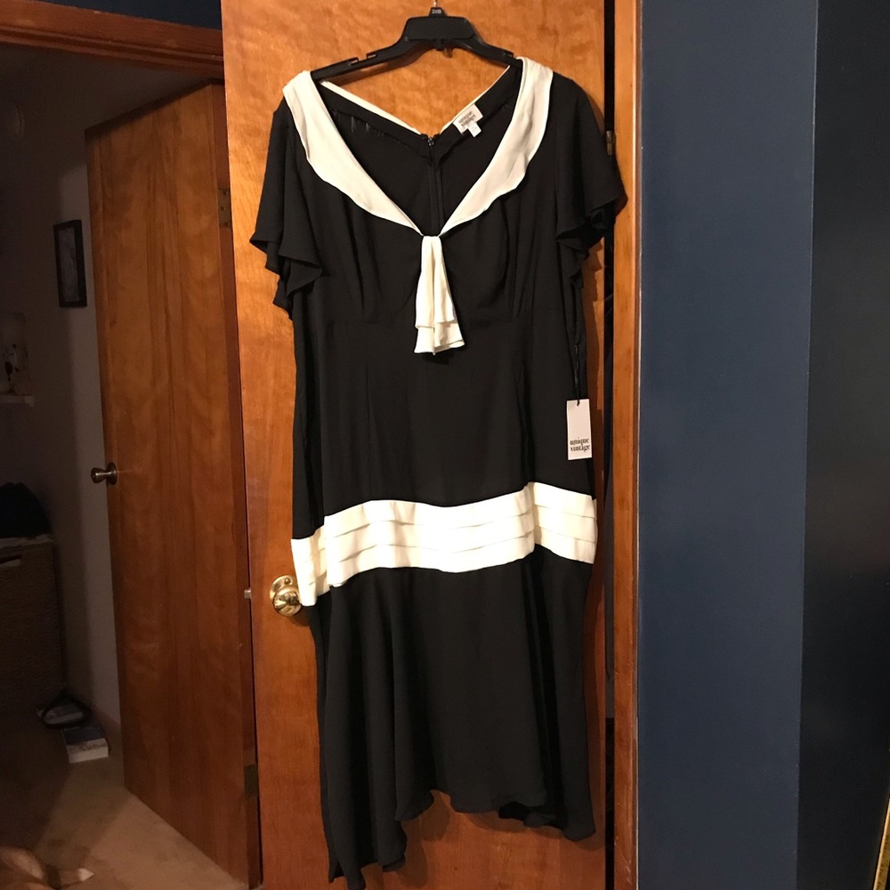 Unique Vintage 1920s Black & Cream Wilshire Flapper Day Dress
